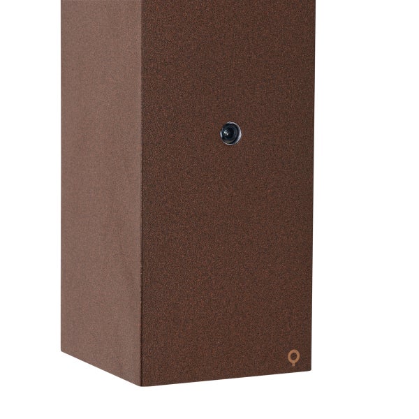 Nahaufnahme einer rechteckigen Außenwandleuchte in Rostoptik mit einem integrierten Dämmerungssensor und Paul Neuhaus Logo.