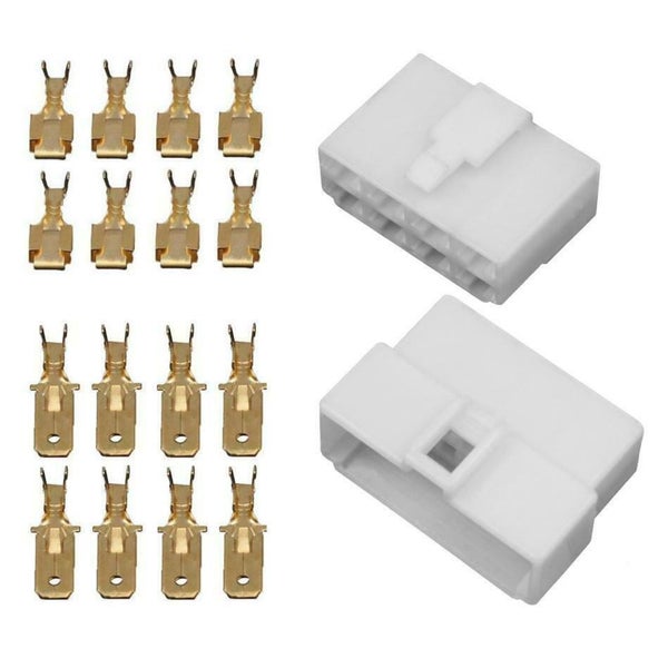 Set mit zwei elektrischen Steckern aus Kunststoff und acht Metallklemmen für Kabelverbindungen.