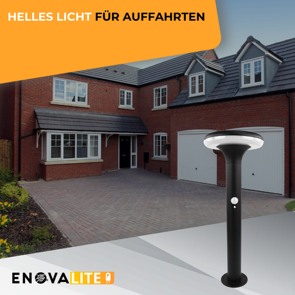 Energiesparende LED Wegeleuchte mit Bewegungsmelder vor einem Haus