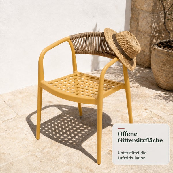 Gartenstuhl mit Armlehnen, offener Gittersitzfläche und Rückenlehne mit Geflecht auf einer Terrasse mit Strohhut.