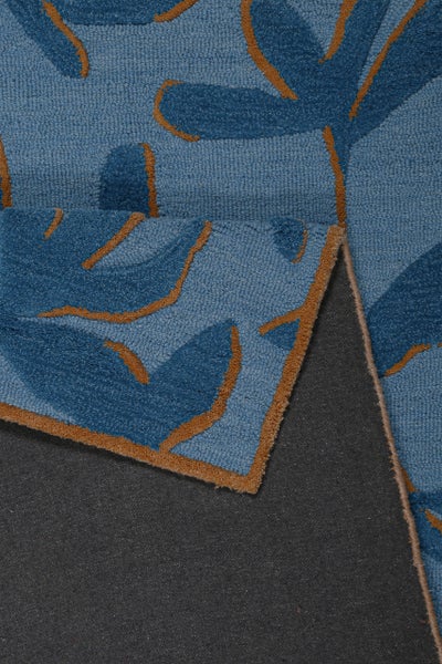 Blauer Teppich mit Blattmuster und orangefarbenen Konturen, Detailansicht der Oberseite und Rückseite.