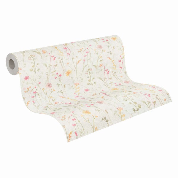 Eine Tapetenrolle mit zartem Wiesenblumenmuster auf hellem Untergrund für eine natürliche Wandgestaltung.