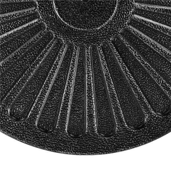 Nahaufnahme einer runden Sonnenschirmständer-Basis mit strukturierter Oberfläche und dekorativem Strahlenmuster.