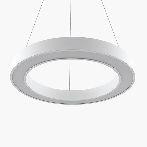 Moderne weiße Pendelleuchte in Ringform aus Metall und Kunststoff.