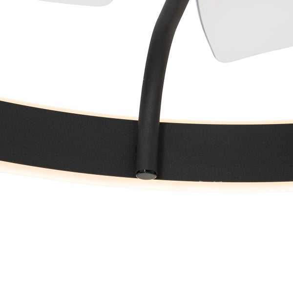 Nahaufnahme eines modernen Deckenventilators mit schwarzem Metallgehäuse, integriertem LED-Lichtring und transparenten Flügeln.