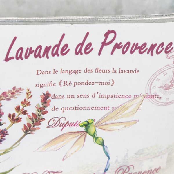 Detailansicht eines Metall-Pflanztopfs mit Lavendel-Dekor, Libellen-Abbildung und dem Schriftzug Lavande de Provence.