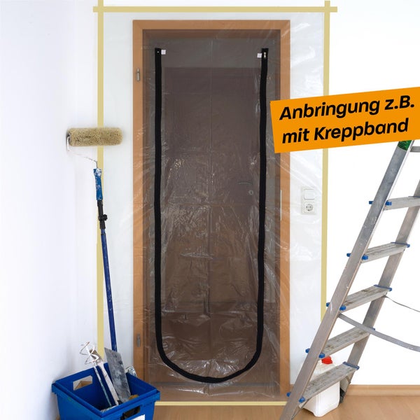 Staubschutztür aus transparenter Folie mit U-Reißverschluss, mit Kreppband an einem Türrahmen befestigt, daneben Malerwerkzeug und eine Leiter.
