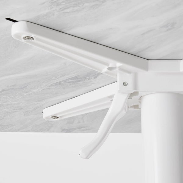 Unterseite eines Tisches mit Tischplatte in Marmoroptik und weißem Untergestell inklusive Klappmechanismus.