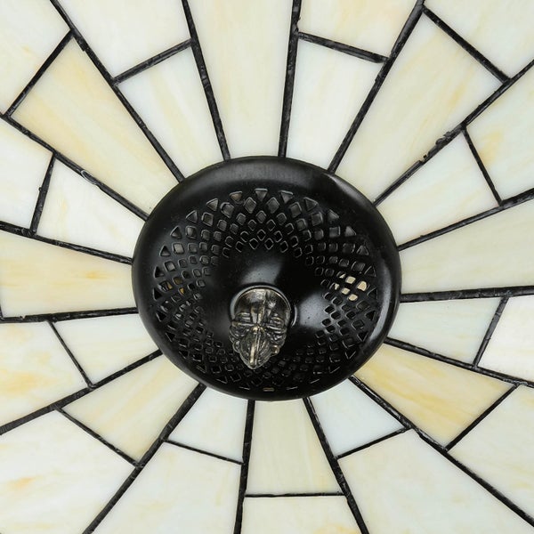 Detailansicht einer Tiffany Lampe mit geometrischen Mustern