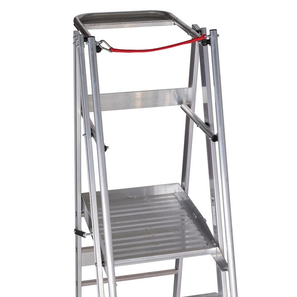 Detailansicht einer Aluminium-Treppenleiter mit Plattform