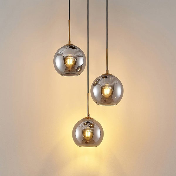Drei Kugelpendelleuchten aus Glas mit Leuchtmittel