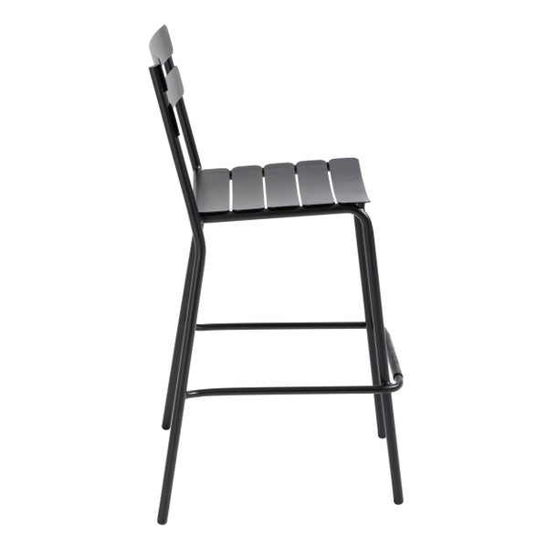 Detail der Sitzfläche eines anthrazitfarbenen Gartenstuhls aus Metall mit abgerundeten Lamellen und Rohrgestell.