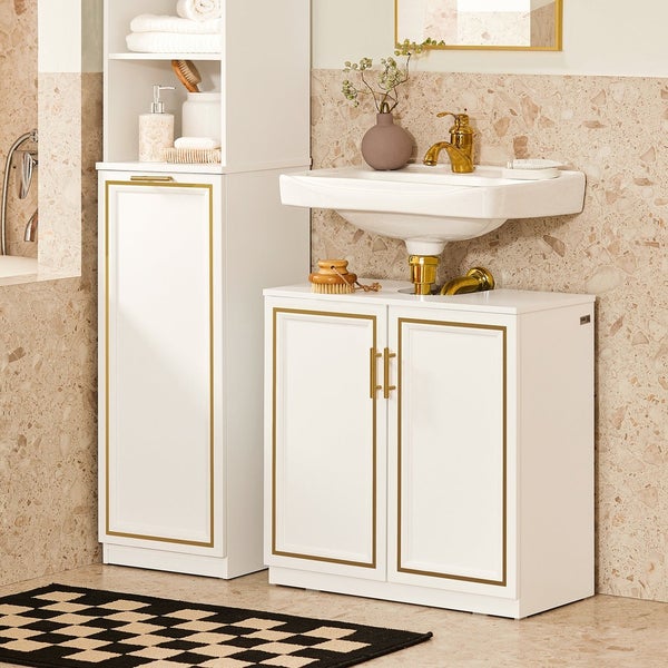 Badezimmer mit Waschbeckenunterschrank und Hochschrank in hellem Design mit goldenen Akzenten