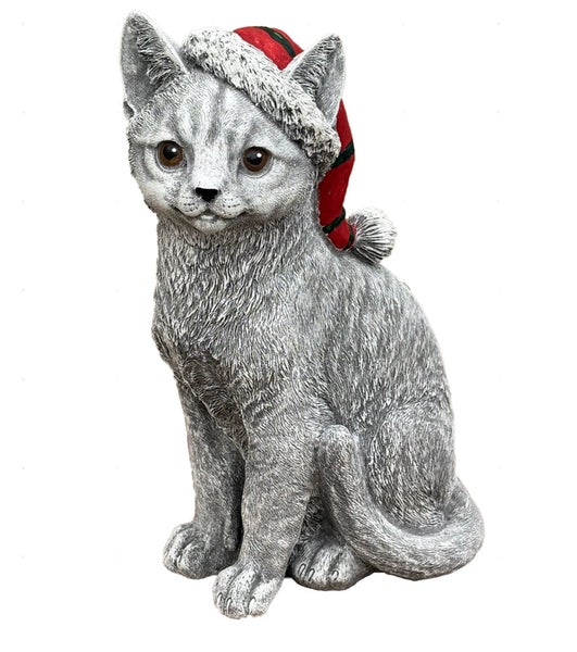 Dekorative Katzenfigur aus Kunststein mit Weihnachtsmütze als weihnachtliche Gartenfigur oder Zimmerdekoration.