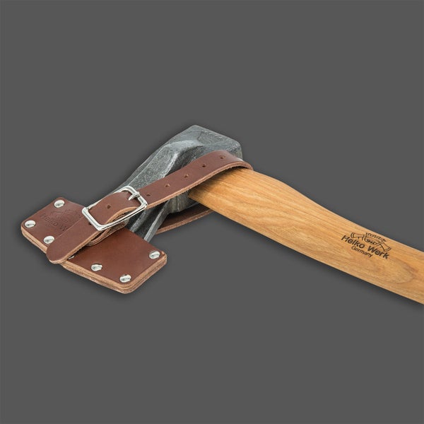Axt mit Holzstiel und Lederschneidenschutz mit Heiko Werk Logo