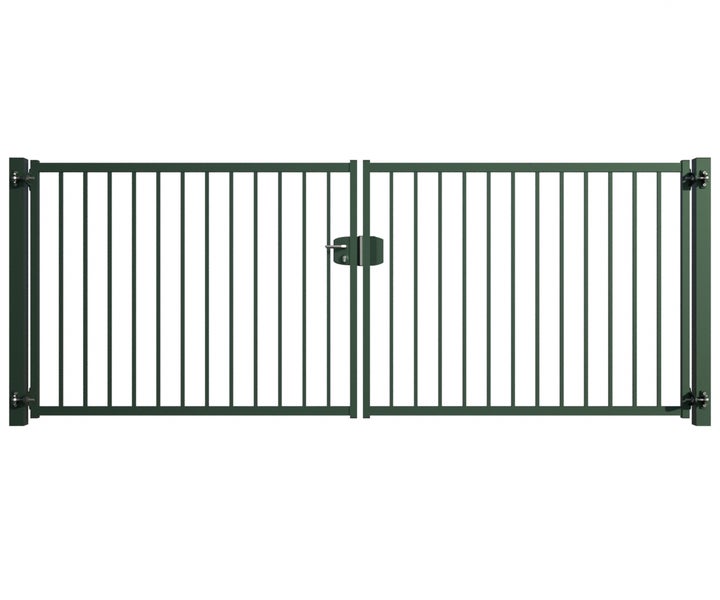 Doppeltor aus Metall mit senkrechten Stäben und Verschluss
