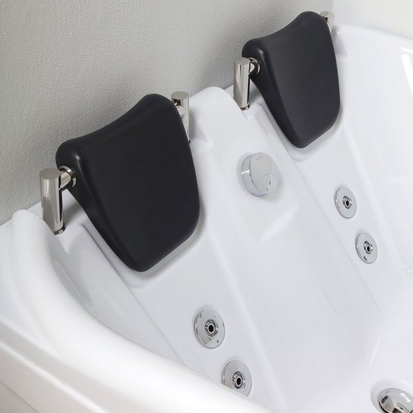 Detailansicht eines Whirlpools mit zwei Kopfstützen und mehreren Düsen