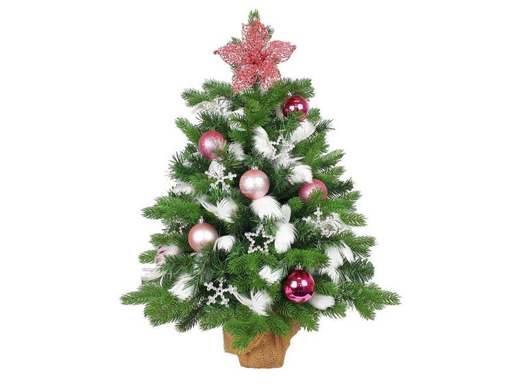 Geschmückter künstlicher Weihnachtsbaum in Jutesack mit Kugeln und Sternen für die festliche Dekoration