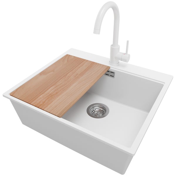 Spüle mit Armatur und Schneidebrett