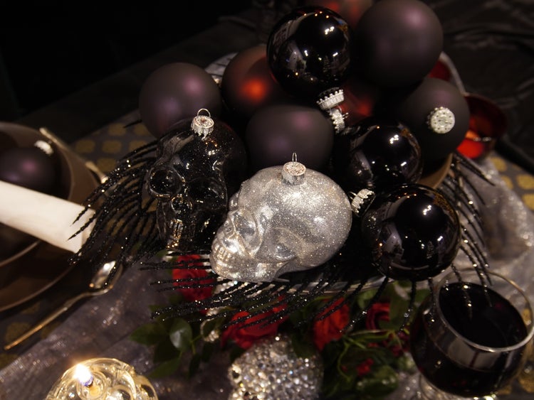 Totenkopfform 10cm mit schwarzen und silbernern Glitter, Glasornament, mundgeblasen und handekoriert, 2 Stck., Weihnachtsbaumkugeln, Christbaumschmuck, Weihnachtsbaumanhänger