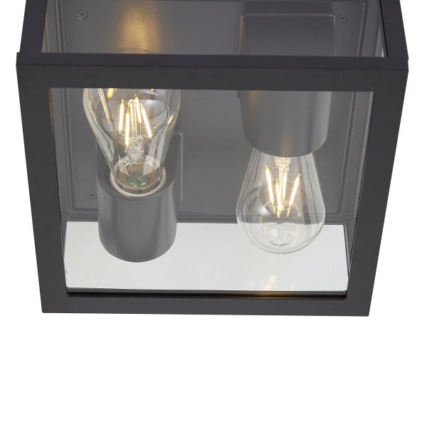 Moderne Wandleuchte in eckiger Form mit zwei LED Filament Leuchtmitteln.