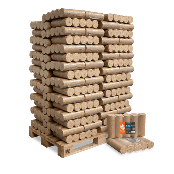 Holzbriketts Nestro XL von Heizfuxx auf einer Palette gestapelt, zylindrische Form, Brennstoff für Kamine und Öfen.
