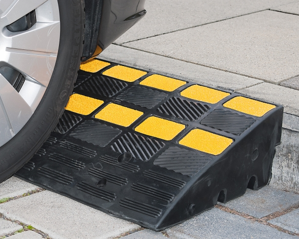 UvV Bordsteinrampe, Anfahrrampe Hartgummi schwarz gelb reflektierend Schwerlast 40t belastbar, Höhe 100 mm, Breite 60 cm