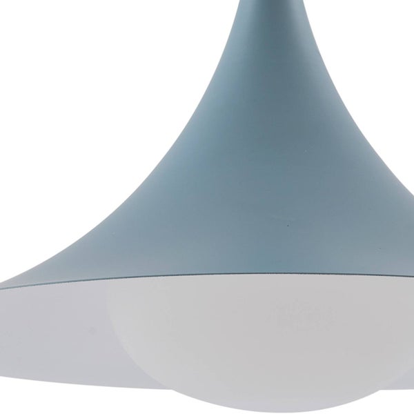 Nahaufnahme eines blauen Pendelleuchtenschirms in Trichterform mit weißer Innenseite.