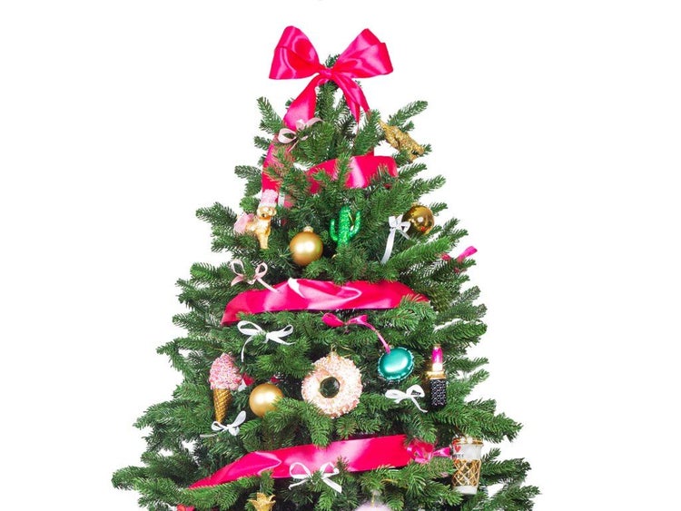 Geschmückter künstlicher Weihnachtsbaum mit bunten Anhängern wie Kaktus, Donut und Eiswaffel sowie einer großen Schleife an der Spitze.