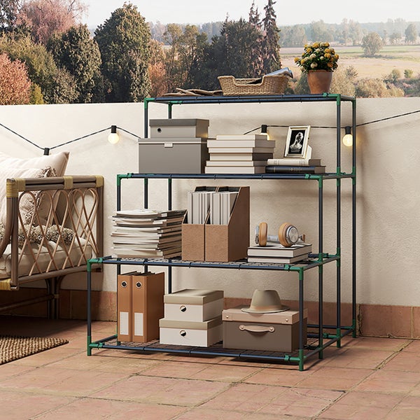 Organisiertes Metallregal mit drei Ebenen auf einem Balkon, bestückt mit Aufbewahrungsboxen, Büchern und Dekorationsartikeln.