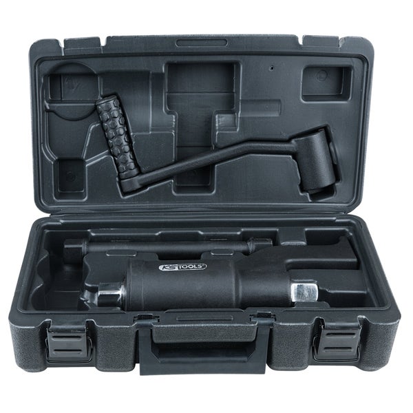 Bohren eines Lochs in Holz mit einem Akkubohrer durch eine Person mit Schutzbrille und Helm