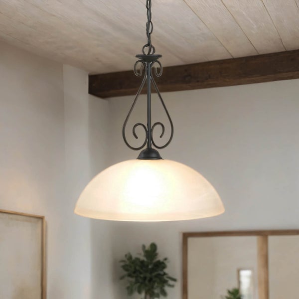 Hängelampe mit einem Schirm in Kuppelform und dekorativen Metallelementen
