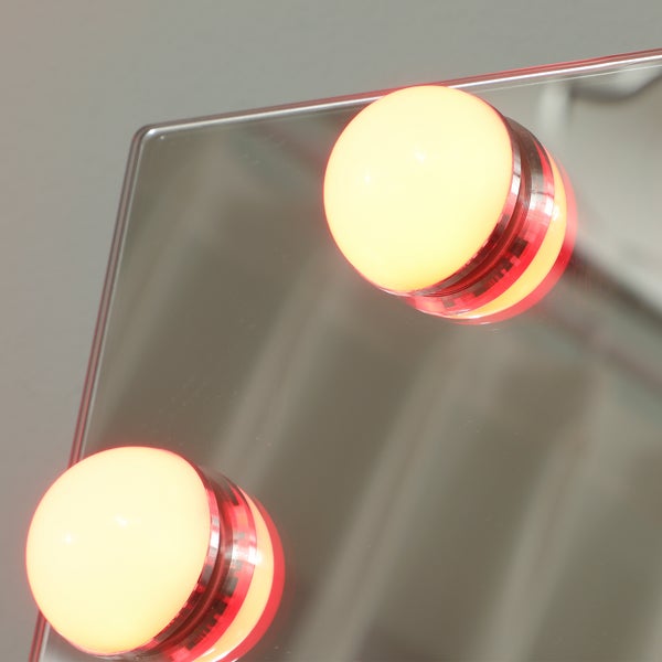 Dekorativer Elektrokamin mit Heizelement und sparsamen Heizfunktionen im Wohnraum