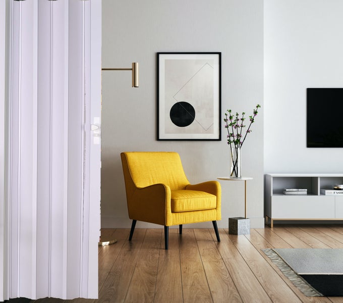 Szene eines Wohnzimmers mit einer weißen Falttür