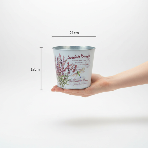 Dekorativer Blumentopf aus Metall mit Lavendel-Motiv, Höhe 18 Zentimeter, Durchmesser 21 Zentimeter.