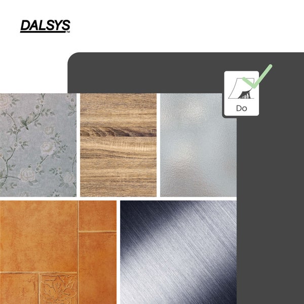 Dalsys Logo. Geeignete Untergründe wie Tapete, Holz, Kunststoff, Fliesen und Metall. Symbol für die korrekte Anwendung.