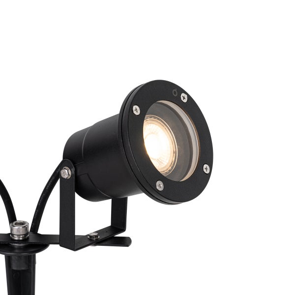 Schwarzer Außenstrahler aus Metall mit eingeschalteter LED-Lampe und verstellbarer Halterung für den Garten.
