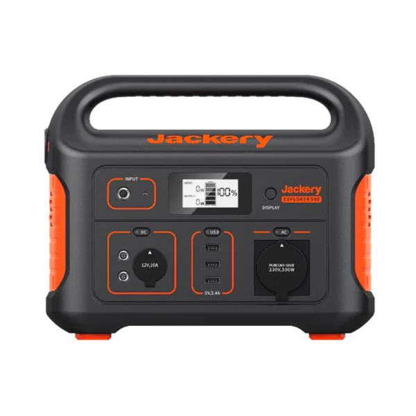 Jackery Explorer 500, tragbare Powerstation in Schwarz-Orange mit Tragegriff, Digitalanzeige, USB-Anschlüssen, Gleichstrom- und Wechselstromausgängen.