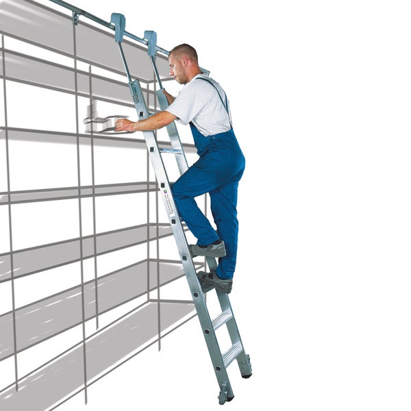 Mann steigt auf eine Aluminium-Regalleiter mit Rollen und Führungsschienen