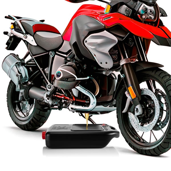 Ölwechsel an einem Motorrad mit einer Ölauffangwanne
