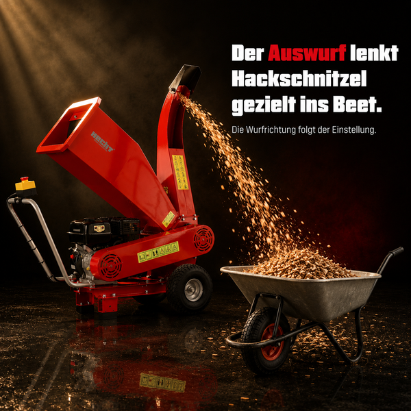 Hecht Benzin-Holzhäcksler befüllt eine Schubkarre mit Hackschnitzeln über den verstellbaren Auswurfschacht.