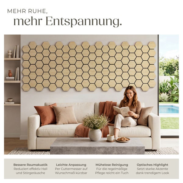 Modernes Wohnzimmer mit einem großen Akustikpaneel in Wabenoptik aus hellem Holz an der Wand hinter einem Sofa.
