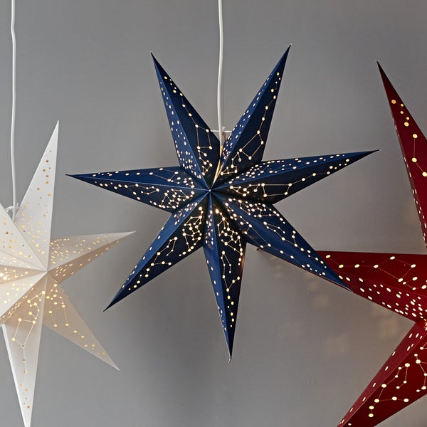 Mehrere beleuchtete Papiersterne als Dekoration