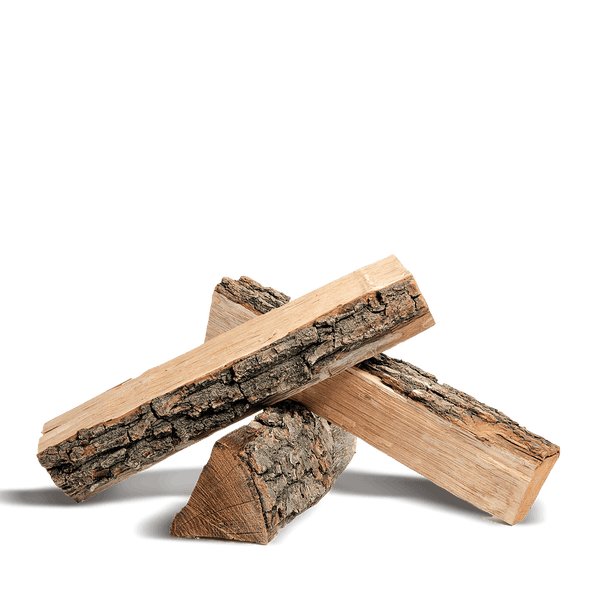 Drei Scheite Brennholz mit Rinde.