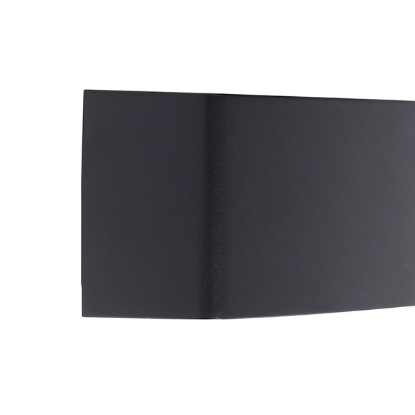 Moderne LED-Außenwandleuchte aus matt schwarzem Metall mit gewölbter Front.