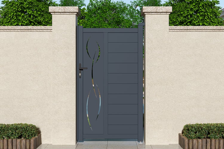 Modernes Gartentor in Anthrazit mit dekorativem Blättermuster Ausschnitt und horizontalen Lamellen montiert zwischen zwei hellen Steinpfosten.