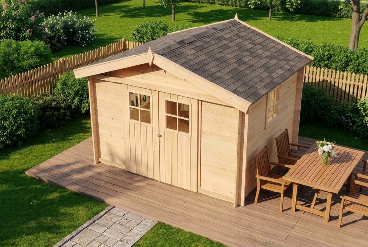 Gartenhaus aus Holz mit Satteldach und dunklen Schindeln, Doppeltür mit Fenstern, auf einer Holzterrasse in einem grünen Garten.