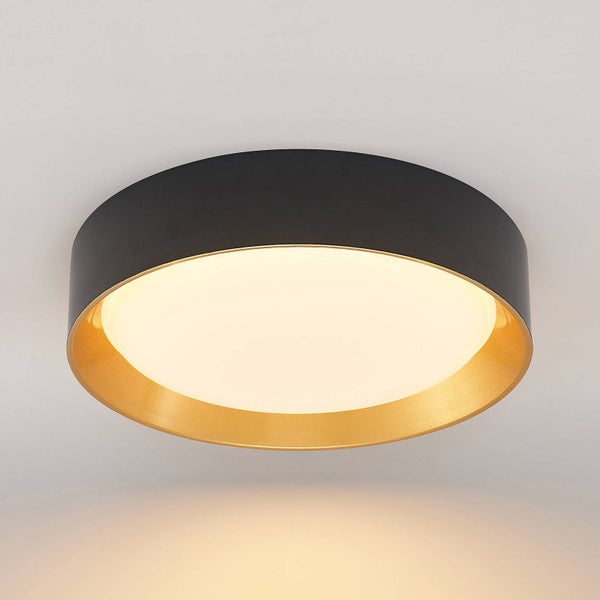 Runde Deckenleuchte mit schwarzem Außenring und goldfarbener Innenseite.