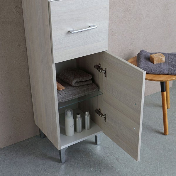 Ein Bad Hochschrank mit einer geöffneten Tür und Ablagen für Handtücher und Pflegeprodukte in einem Badezimmer.