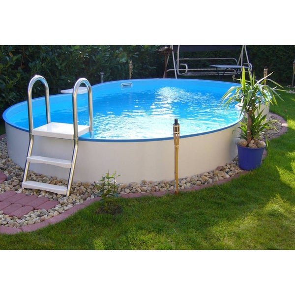 Ovales Schwimmbecken mit Leiter im Garten